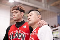 '우리동네 예.체.능' 강호동-줄리엔 강, 경기 中 어깨동무 포착