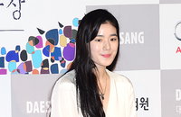 [JK포토]청룡영화제 참석한 정은채, 꽁꽁싸맨 패션에도 차 내릴땐 아찔한 가슴 노출