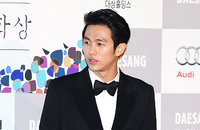[JK포토]임슬옹 '가수가 아닌 배우로 청룡영화제 레드카펫 입성했어요~'
