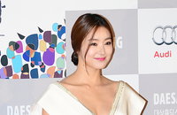 [JK포토]청룡영화제 참석한 소이현 '가슴라인과 쇄골 드러낸 순백 드레스'