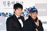 [JK포토]최우수작품상 수상한 소원의 설경구와 이준익 감독, 작품·조연·각본상 '3관왕'