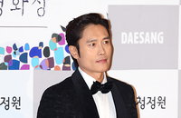 [JK포토]꽃을 든 월드스타 이병헌 "단언컨대, 한국영화의 미래는 밝다" 개념발언