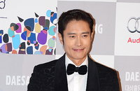[JK포토]'40대 베테랑 배우' 이병헌, 청룡 인기상 수상소감 "설경구 있어 위로 된다"