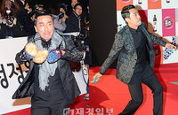 [JK포토]류승룡, 청룡영화제 레드카펫 위에서 '7번 방의 선물' 용구의 팬들 선물~