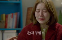 미래의 선택 윤은혜, 버건디 코트로 연출한 ‘작가 룩’ 화제!