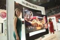 ISE 2014에 전시장에 전시된 98형 울트라HD 사이니지