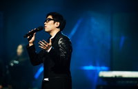 ‘역시 이적!’ 진화하는 조명과 사운드 "부산 3천 관객 열광"