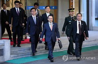 남북 고위급접촉 대표단 출발