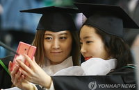 '졸업의 순간, 친구와 함께'