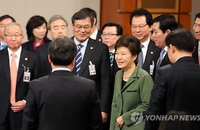 취임 1주년, 환하게 웃는 박 대통령