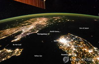 한반도의 서로 다른 밤