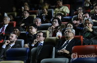 북한인권영화 관람하는 주한대사들