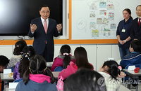 방과 후 돌봄교실 방문한 정홍원 국무총리