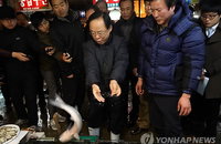 이주영 신임 해수부 장관 '숭어가 싱싱하네'