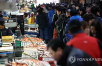 붐비는 수산시장.. '방사능 공포' 벗어나나