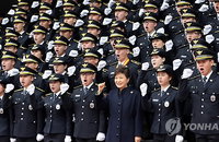 박 대통령, 경찰대 졸업생들과 기념사진