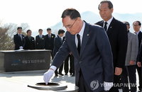 마산 3·15 민주묘지 참배하는 정홍원 총리