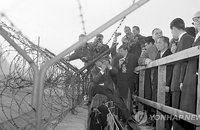 1964년 베를린 장벽 방문한 박정희 전 대통령의 모습