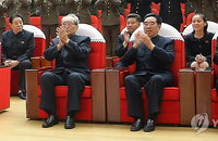 북 모란봉악단 공연 관람하는 김여정