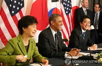 밝게 웃는 한미일 정상
