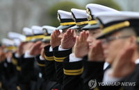 천안함 용사 4주기 추모식, 국군장병들이 거수경례