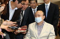 기자들에게 둘러싸인 김승연 회장