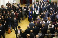 기립 박수 받는 박 대통령