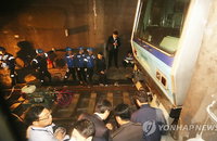 선로 이탈한 4호선 전동차