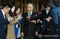 질문에 답하는 강덕수 전 STX 회장