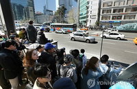 영화 '어벤져스:에이지 오브 울트론' 촬영장 구경하는 시민들
