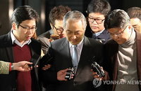 검찰청사 나서는 강덕수 전 회장