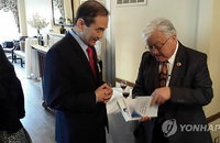 '통일은 대박이다' 선물받는 마이크 혼다 의원