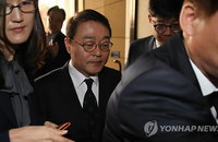 검찰 들어서는 신헌 롯데쇼핑 대표