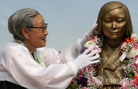 소녀상과 할머니