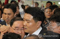 <여객선침몰> 물병 맞는 정홍원 총리
