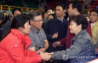 <여객선침몰> 실종자 가족 위로하는 박 대통령
