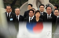 4·19 민주묘지 참배하는 박 대통령