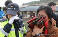 <여객선침몰> 함께 눈물 흘리는 여경