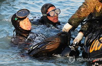 <세월호참사> 물 밖으로 얼굴 내민 잠수사들