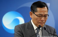 <세월호참사> 브리핑 도중 울먹이는