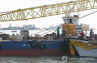 <세월호참사> 다이빙벨 투입 실패…구조·수색작업 난항