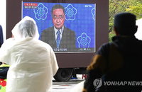 <세월호참사> 정총리 사의표명 바라보는 실종자 가족들