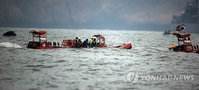 <세월호참사>기상악화, 부유물로 구조작업 난항