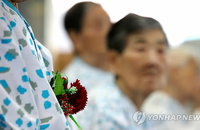어르신, 환자복, 그리고 카네이션