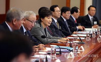 박 대통령 "국가적으로 매우 어려운 상황, 민생챙기기 적극 나서야"
