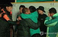 <세월호참사> 서로를 다독이는 아빠들