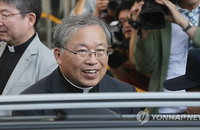 차에 오르는 염수정 추기경