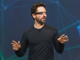 2012년 "구글 I&#47;O" 기조연설 도중 공동창업자 세르게이 브린이 깜짝 등장해 구글글래스를 소개하는 모습