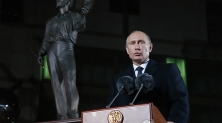 작년 11월, 한국을 방문한 푸틴 러시아 대통령이 러시아의 문호 푸시킨 동상 제막식에 참석해 연설하고 있다.