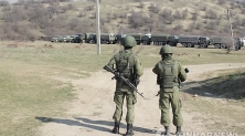 우크라이나 크림 공화국의 수도 심페로폴 인근에서  러시아군으로 추정되는 군인이 경비를 서고 있다.